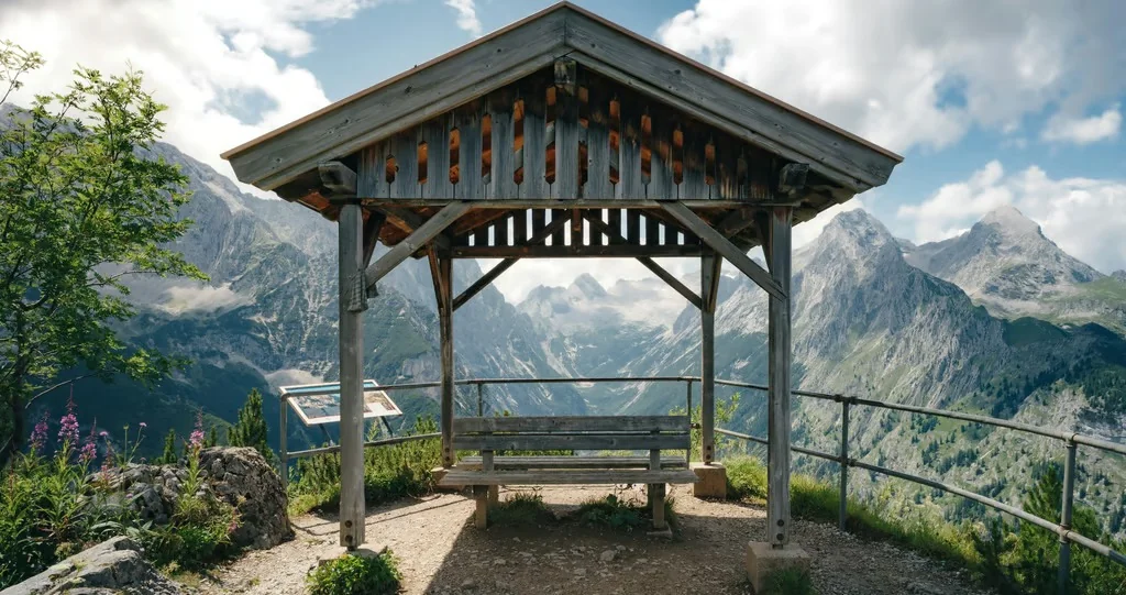Überdachte Aussichtsbank mit Bergpanorama in den Alpen bei Garmisch-Partenkirchen