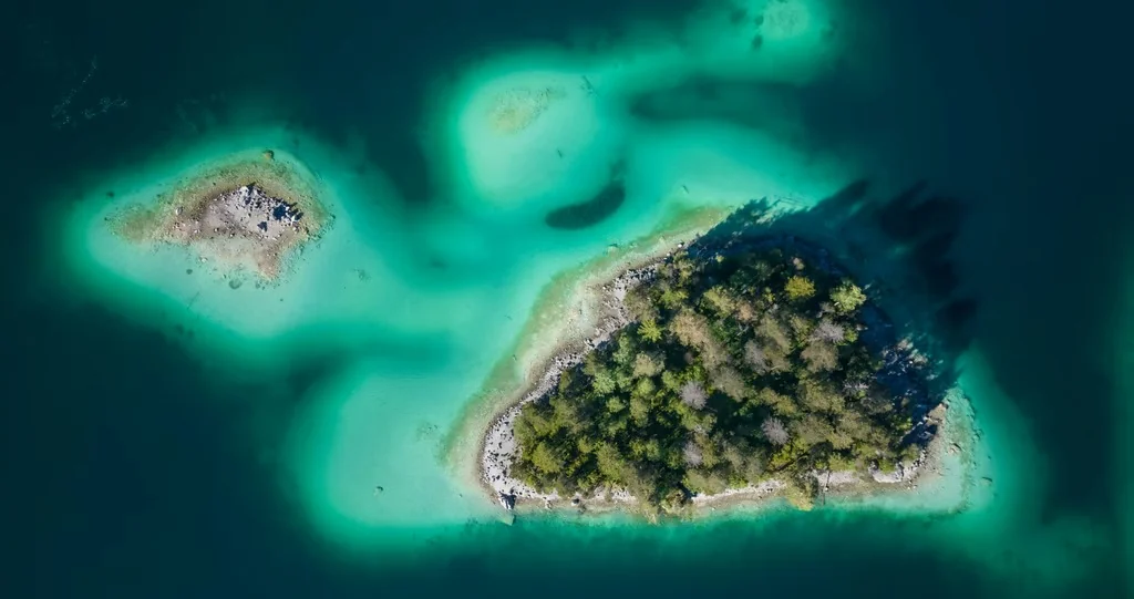 Türkiser Bergsee aus der Vogelperspektive bei Garmisch-Partenkirchen