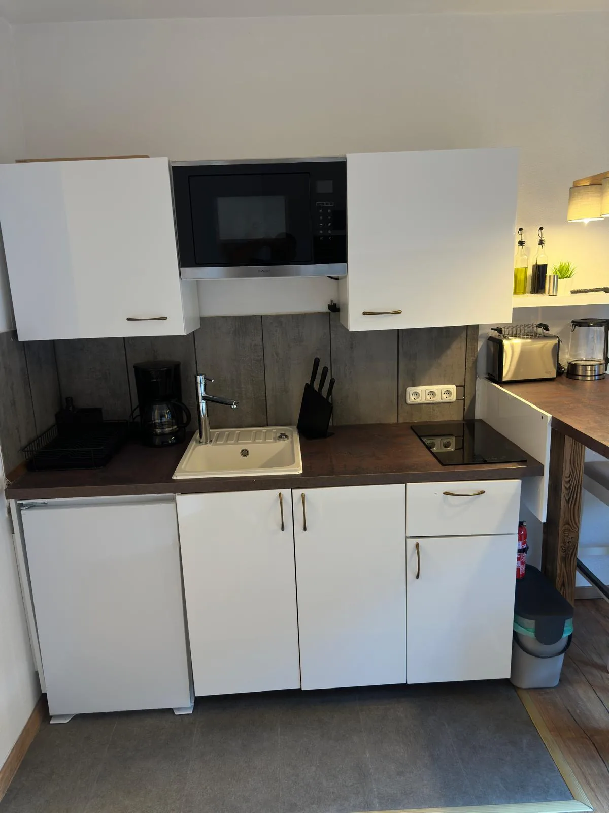 Küche der Ferienwohnung Königstandblick mit Kaffeemaschine