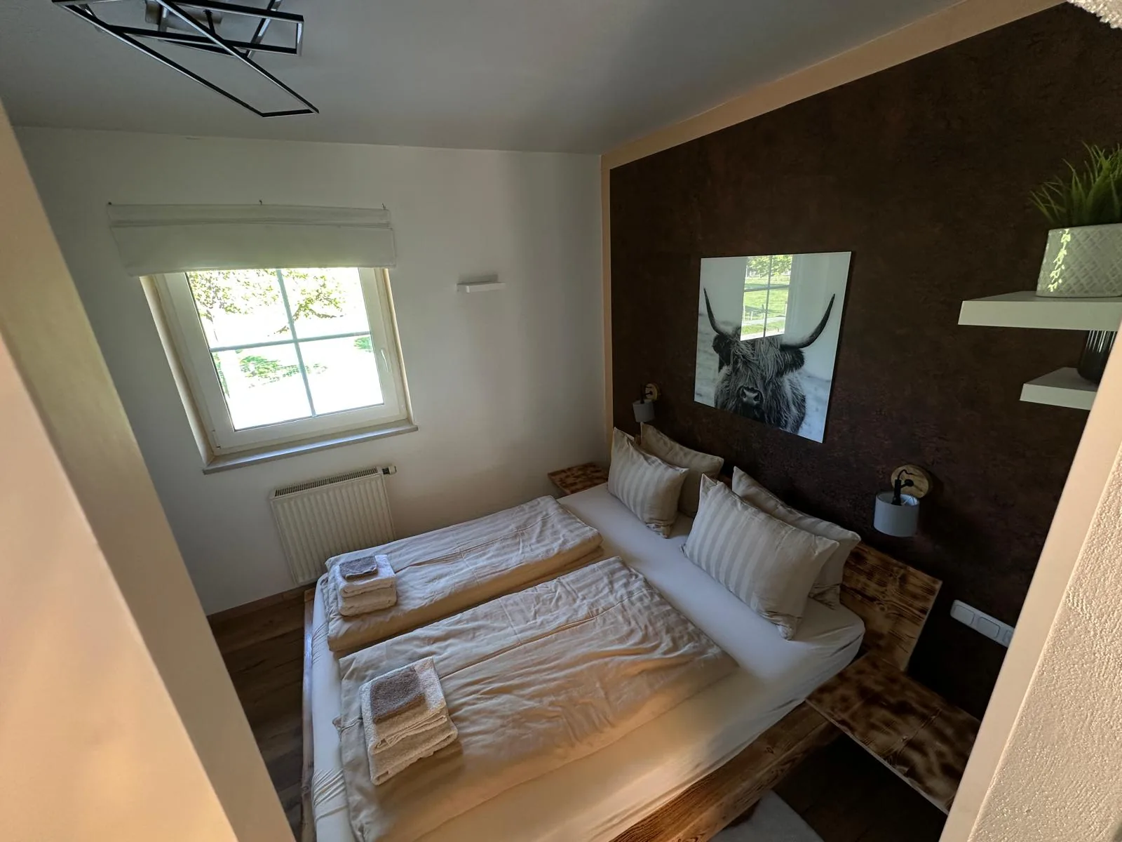 Schlafzimmer der Ferienwohnung Königstandblick am Fenster