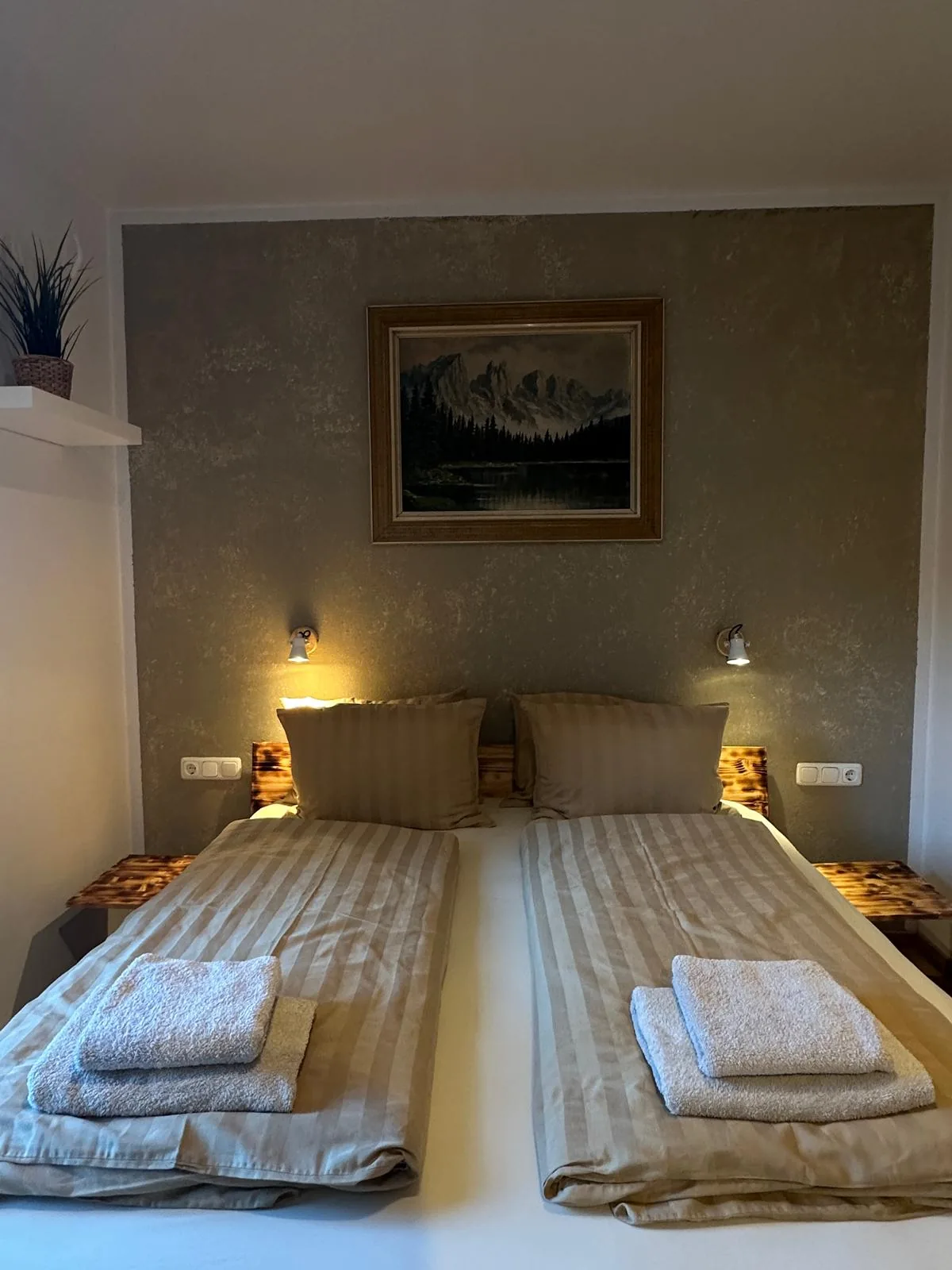 Schlafzimmer der Ferienwohnung Kramerblick am Abend