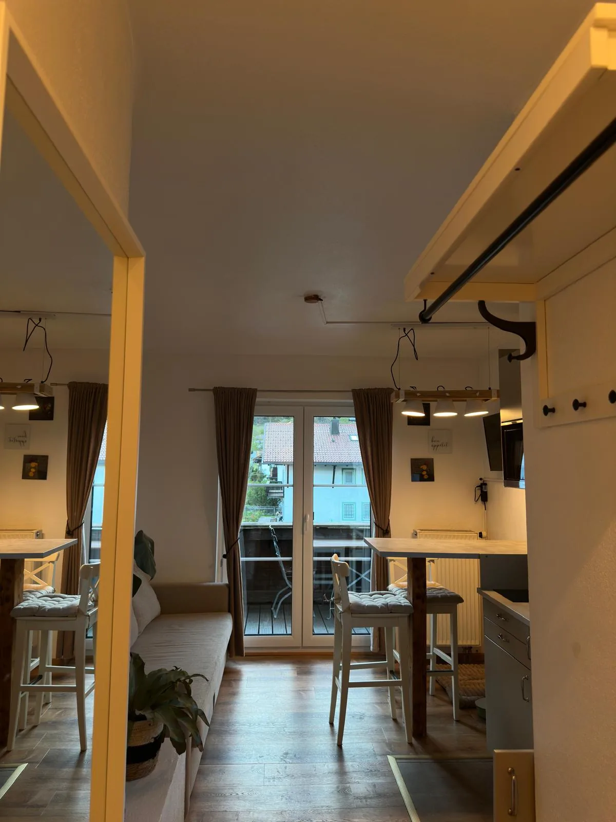 Heller Wohnbereich der Ferienwohnung Kramerblick