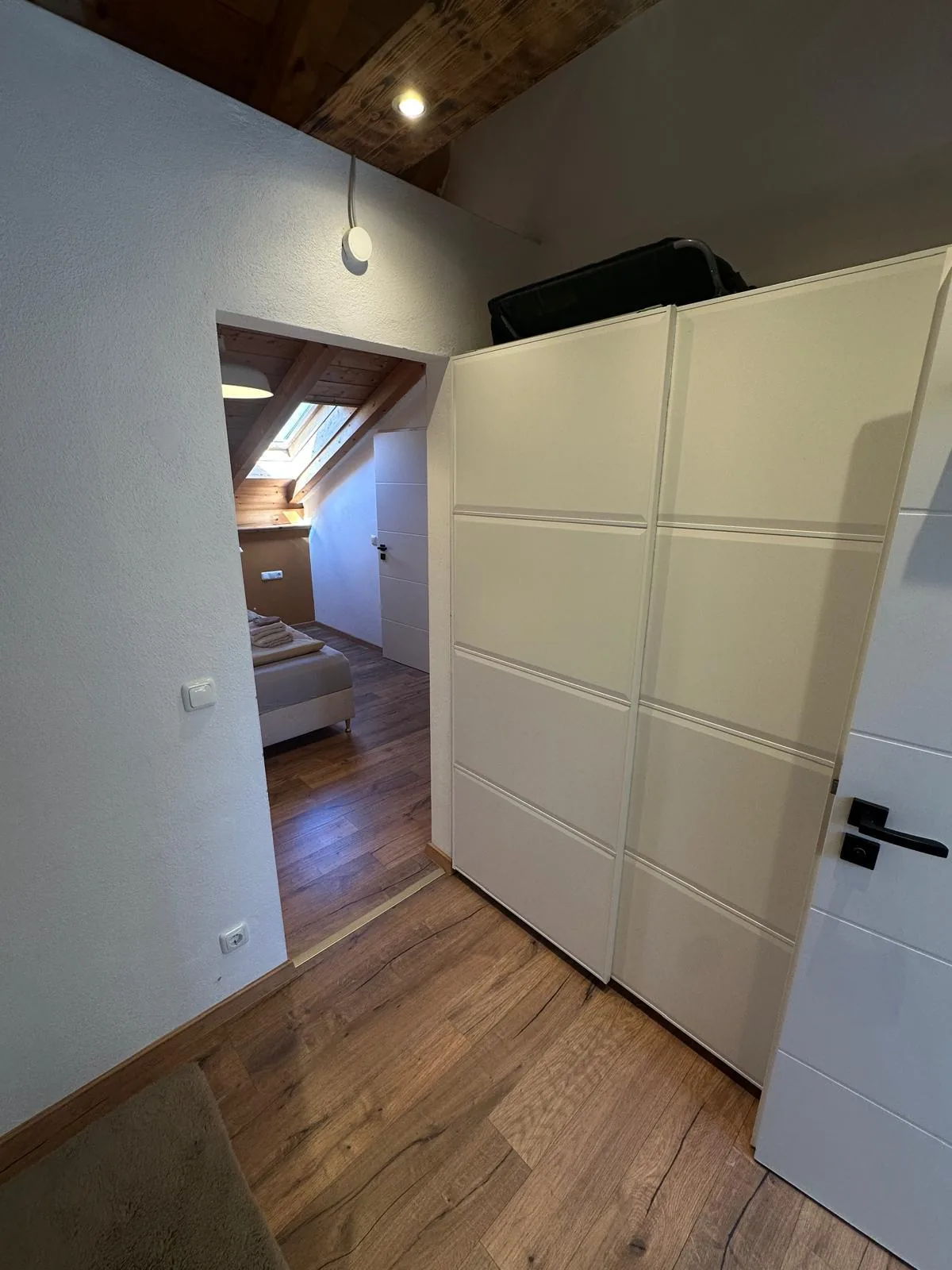Flur der Ferienwohnung Schafkopfblick mit Einbauschrank