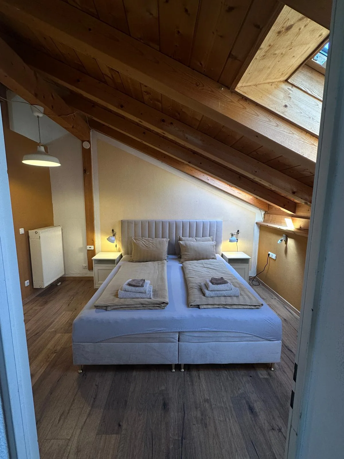 Schlafbereich der Ferienwohnung Schafkopfblick mit Holzbalken