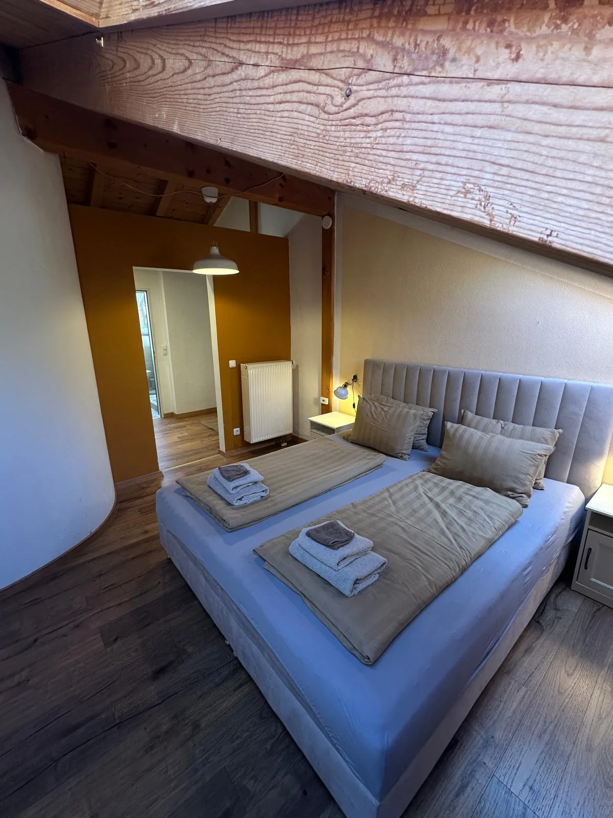 Doppelbett unterm Dach der Ferienwohnung Schafkopfblick