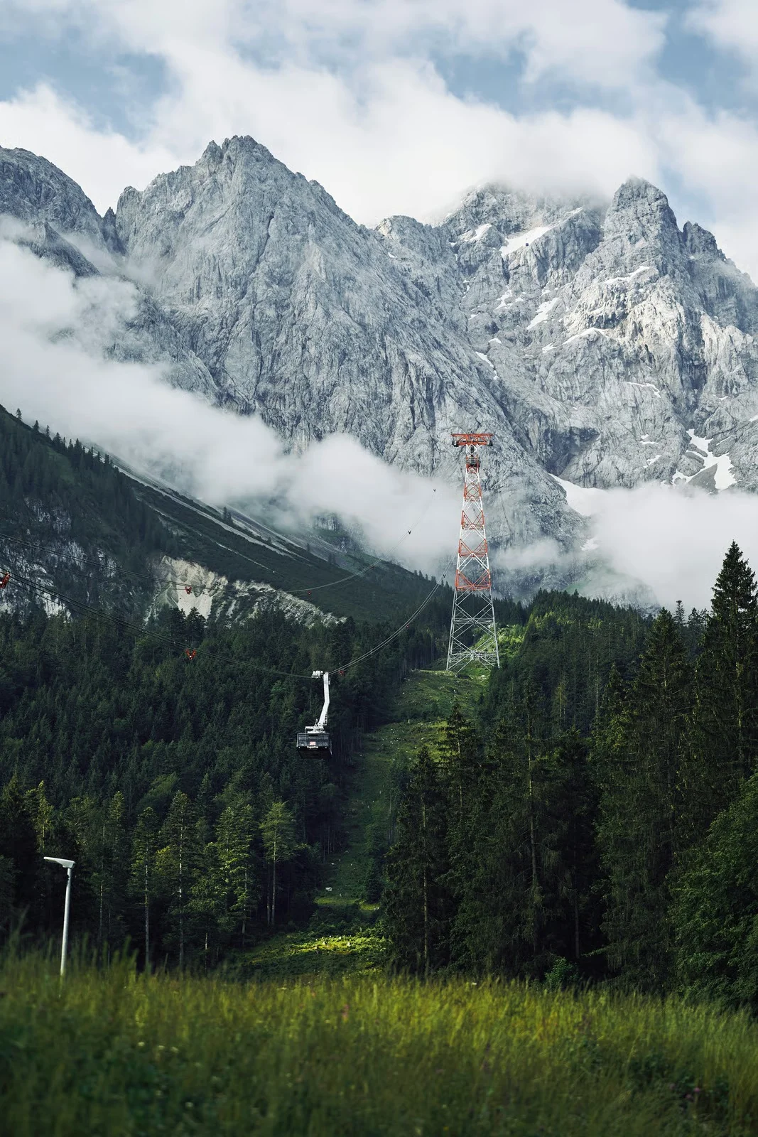 Gondelbahn im alpinen Gelände bei Garmisch-Partenkirchen