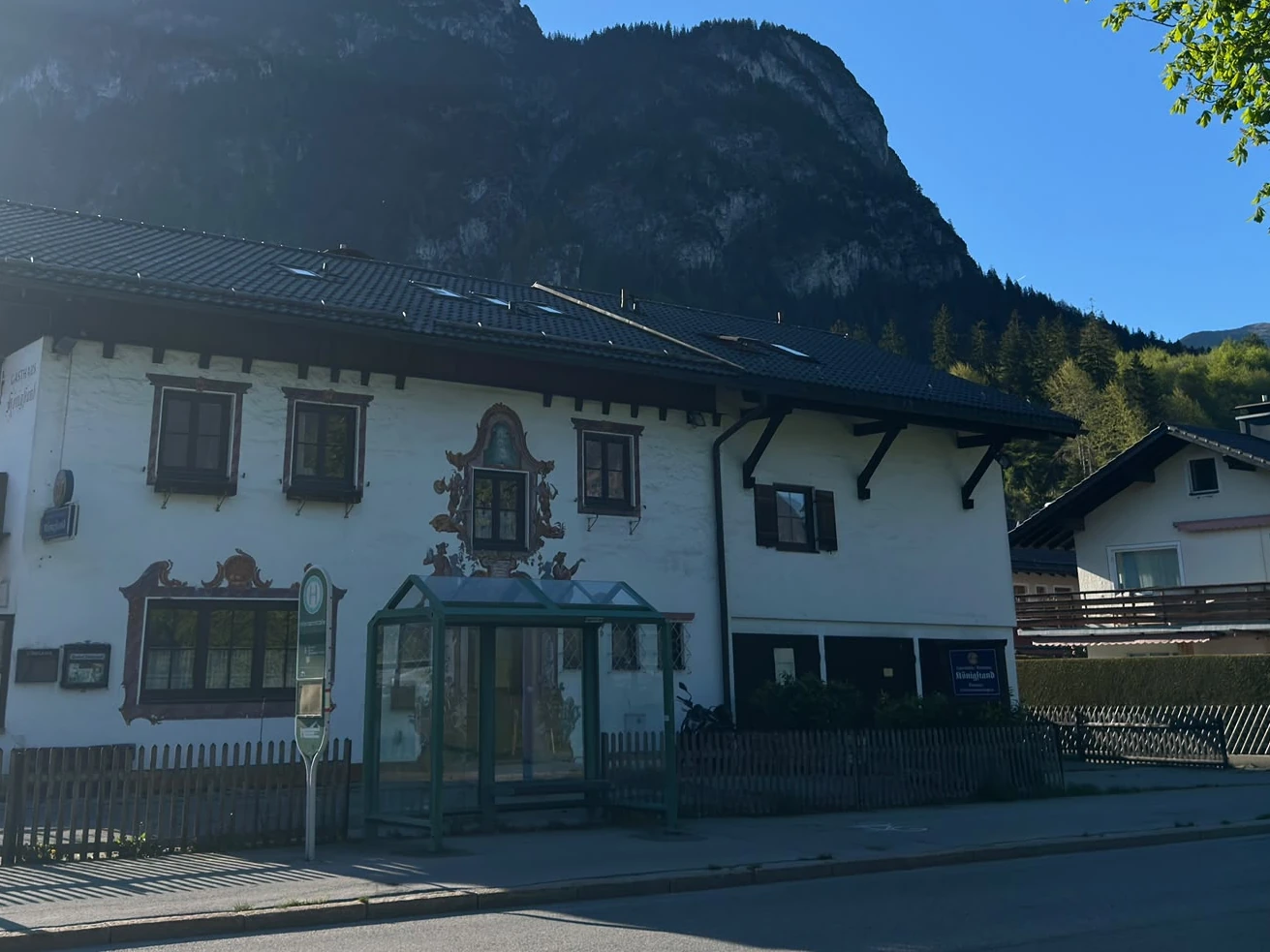 Gasthof Königstand vor dem Königstand-Bergmassiv in Garmisch-Partenkirchen