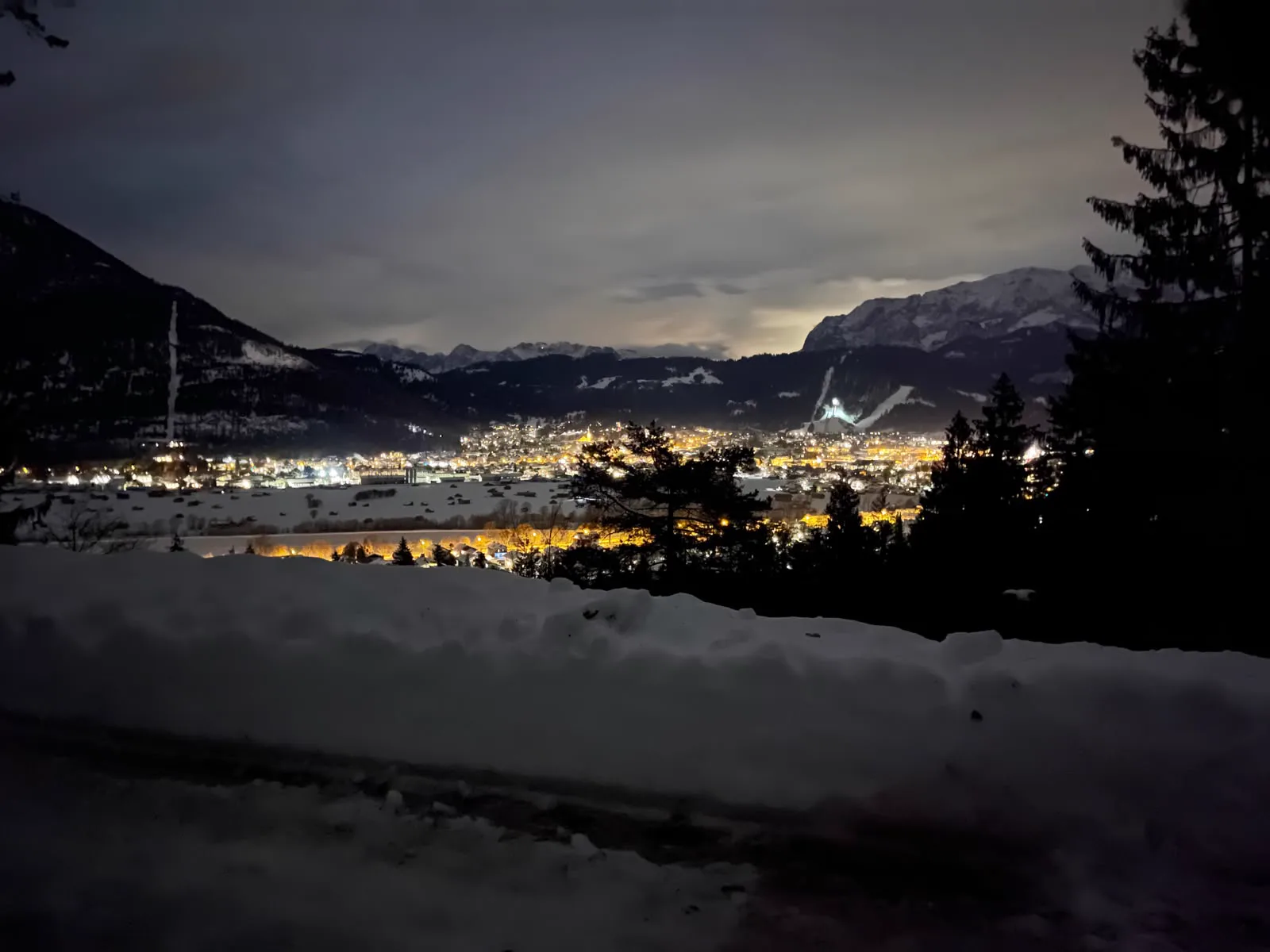 Nächtlicher Blick über das verschneite Garmisch-Partenkirchen