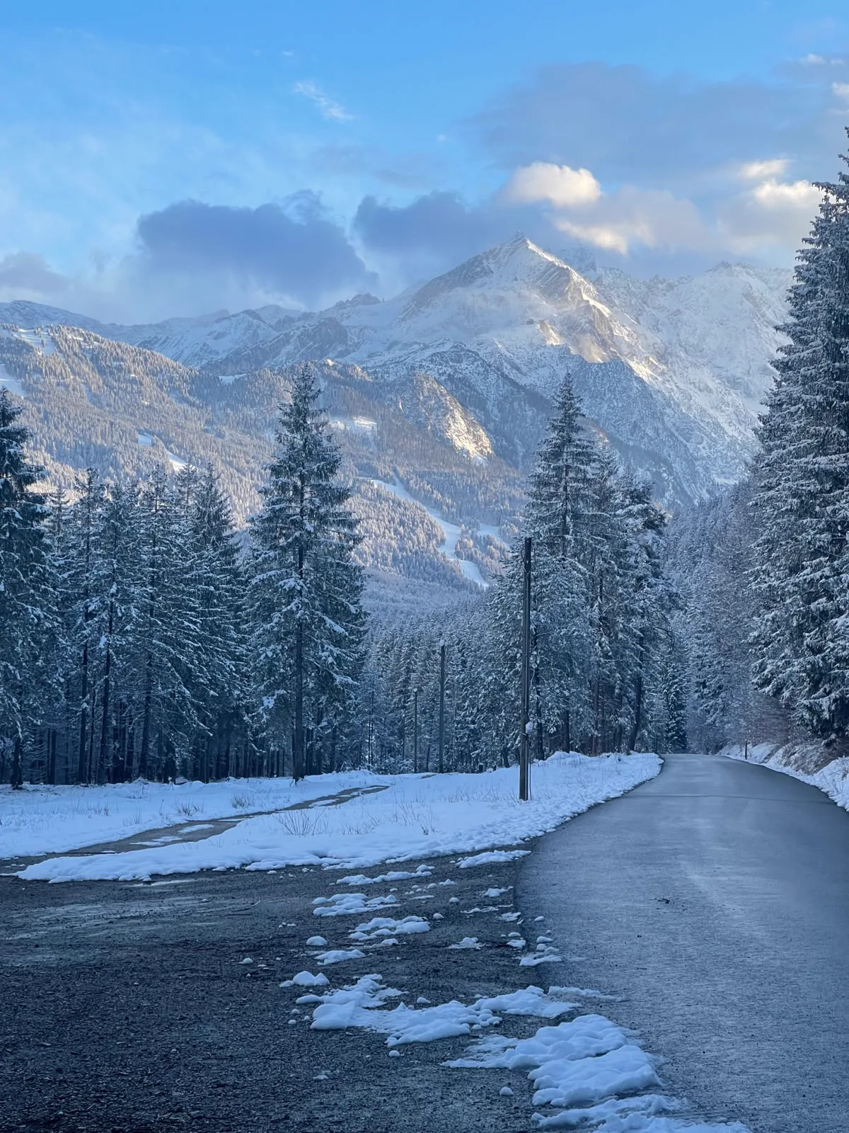 Verschneiter Winterweg vor dem Wettersteingebirge