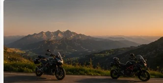 Weites Alpenpanorama bei Sonnenuntergang