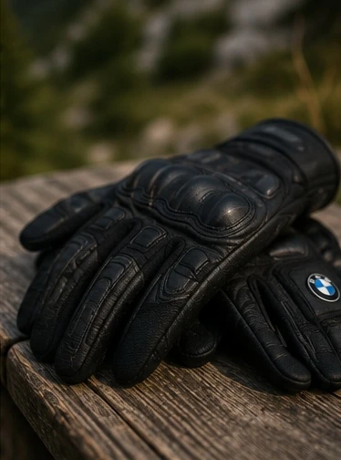 Motorrad-Handschuhe griffbereit auf einer Rast