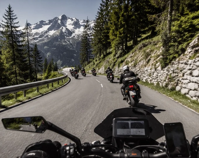 Blick vom Cockpit auf die anspruchsvolle Passstraße