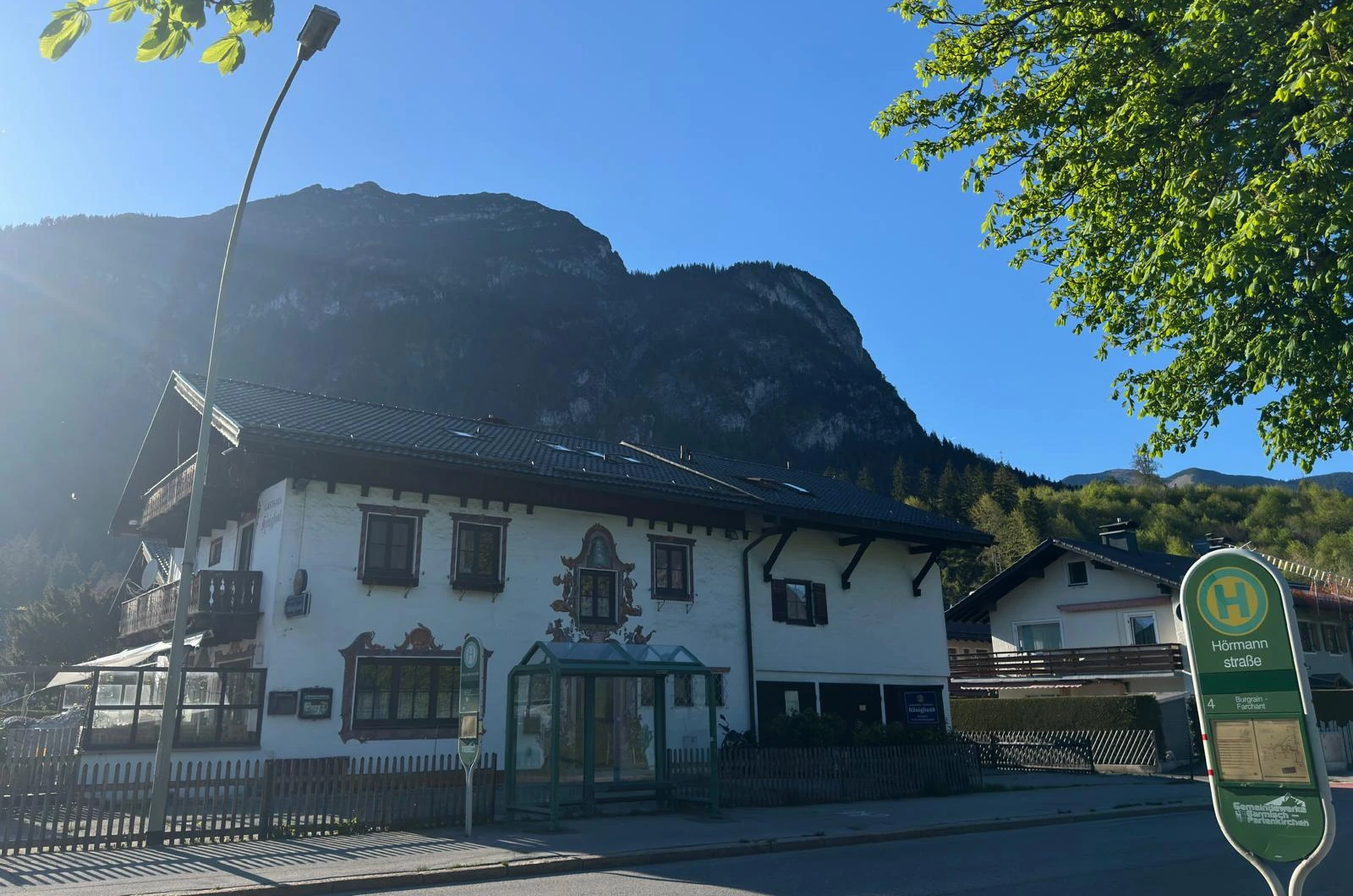 Bushaltestelle Hörmannstraße direkt vor dem Gasthof