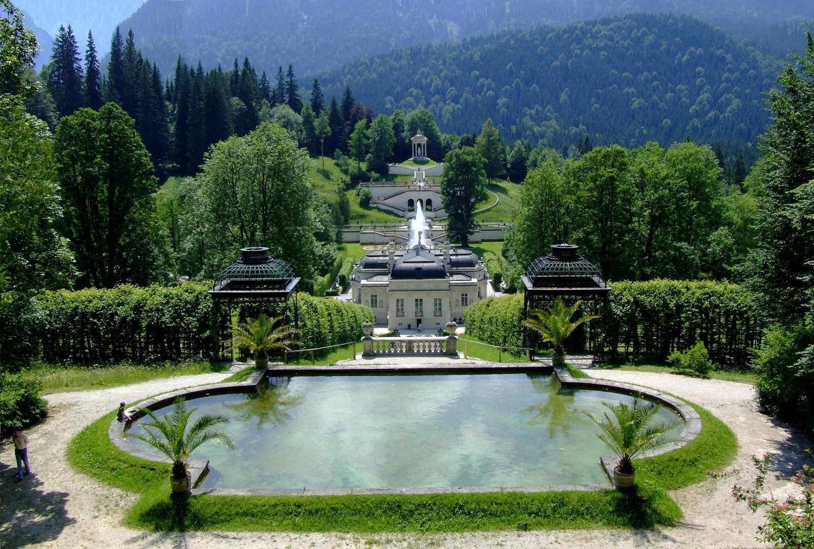 Schloss Linderhof mit Wasserspielen im Schlosspark