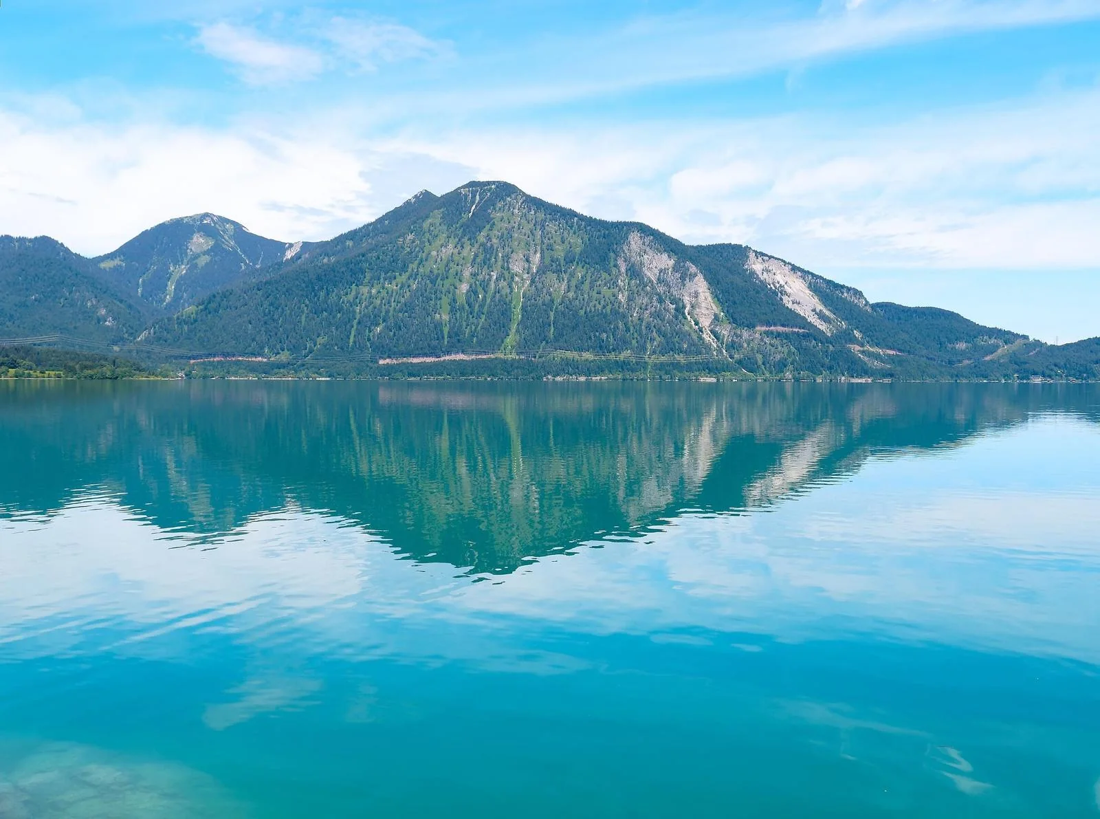 Walchensee mit Bergpanorama in der Region Garmisch-Partenkirchen