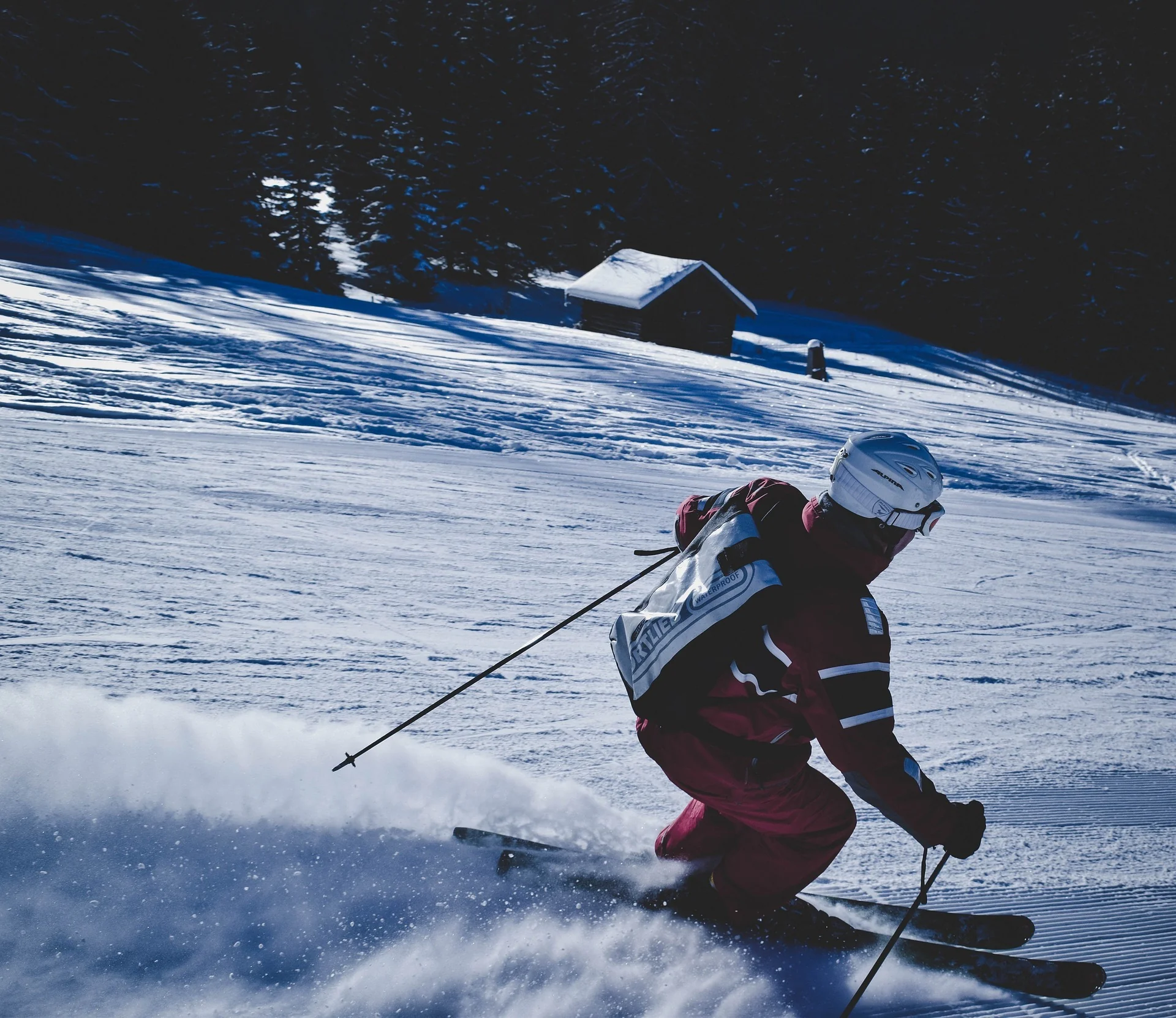 Skifahrer in voller Fahrt auf präparierter Piste bei Garmisch-Partenkirchen
