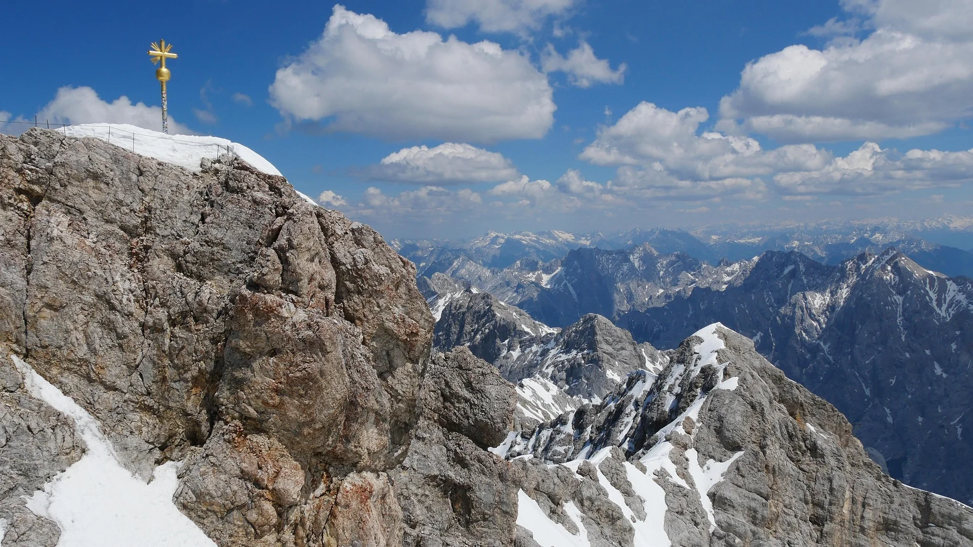 Gipfelkreuz der Zugspitze bei Sonnenuntergang über Garmisch-Partenkirchen